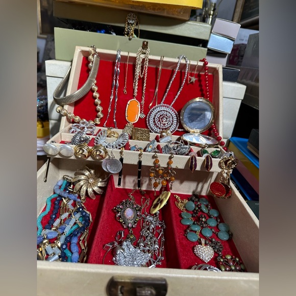 VINTAGE JEWELRY “WONDERS FOUND”
FOR A POSHMARK SHOW ONLY at 1900ET - Picture 5 of 6